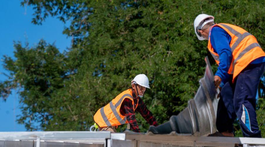 Professional gutter cleaning in Alva, FL